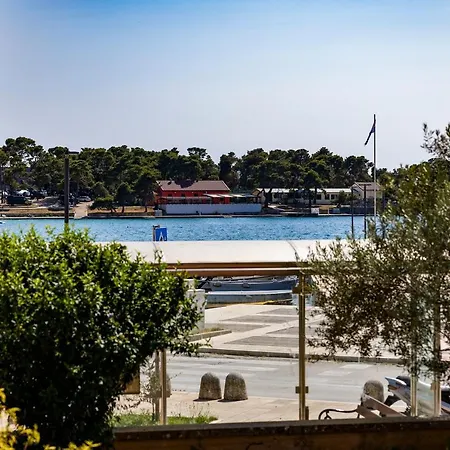 Beachfront Roko Apartment Petrcane