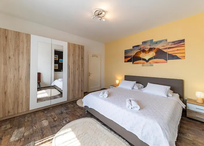 Апартаменты Beachfront Roko Петрчане